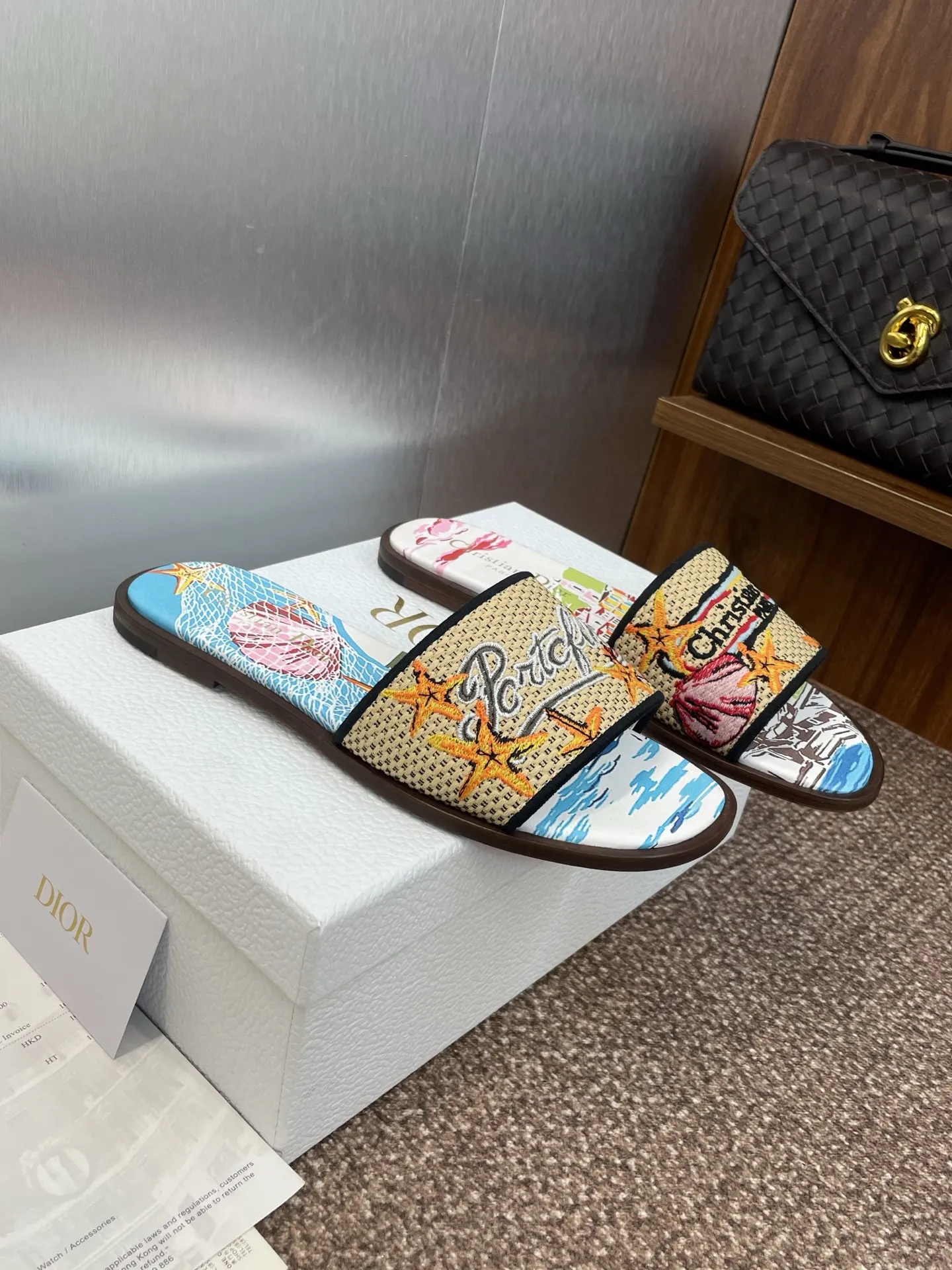 👟👟Ex-factory price 500👟👟 Dior 2025 spring and summer new style DWAY flat flip flops jelly color women's shoes CD letter logo three-dimensional embroidery round toe open toe color block sandals Material: upper imported raffia electric embroidery high temperature water-soluble cotton technical fabric + water-dyed sheepskin lining + Italian thickened leather outsole size: 34-42 (34.40.41.42. Customized, non-refundable and non-exchangeable)